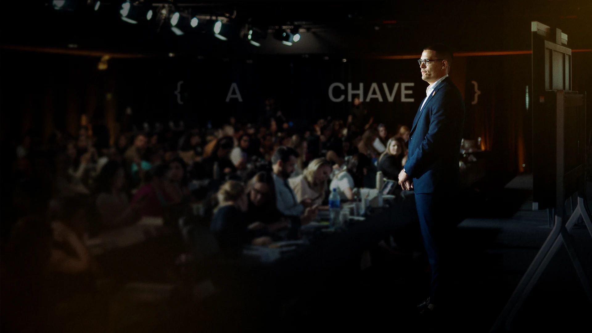 Bruno Gomes em palco de evento da Outsider School